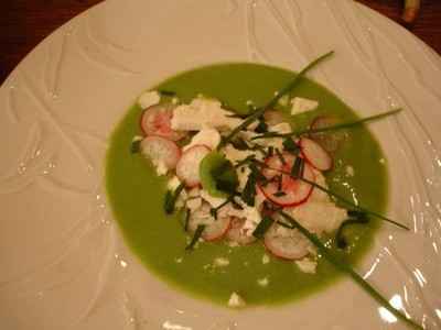 Crème glacée de petits pois, feta, fèves et radis