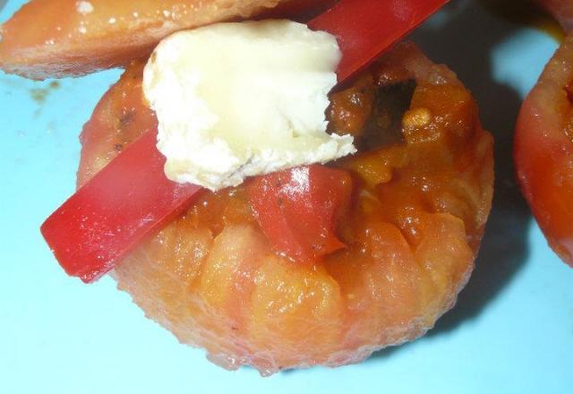 Tomate farcie à l'aubergine et au poivron