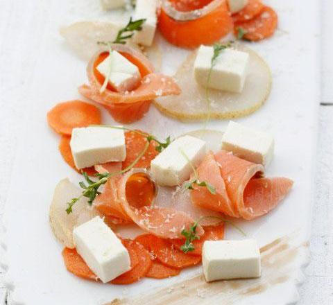 Panna Cotta de Roquefort, saumon Gravalax, salade croquante, et poire fondante