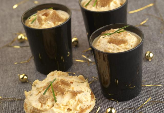 Verrine de fromage fouetté madame loïk saumon ciboulette, crumble de blé noir