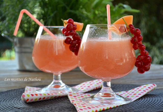 Boisson fraîche au melon et aux groseilles rouges