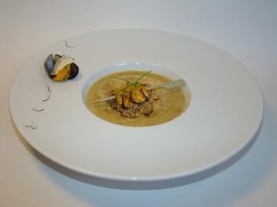 Ravioles de roquefort Papillon, sur un velouté de moules de Bouchot, crumble noisettes et grué de cacao