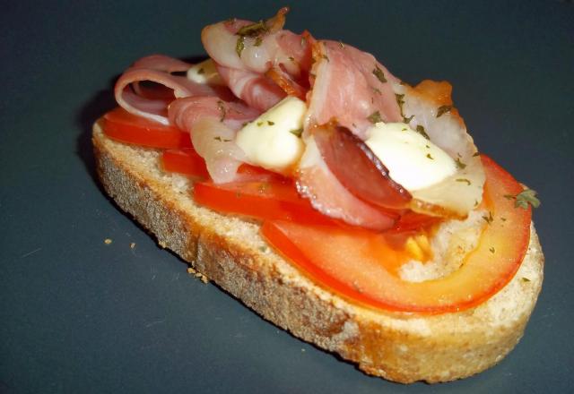 Tartine de jambon cru sur lit de tomates et mozzarella