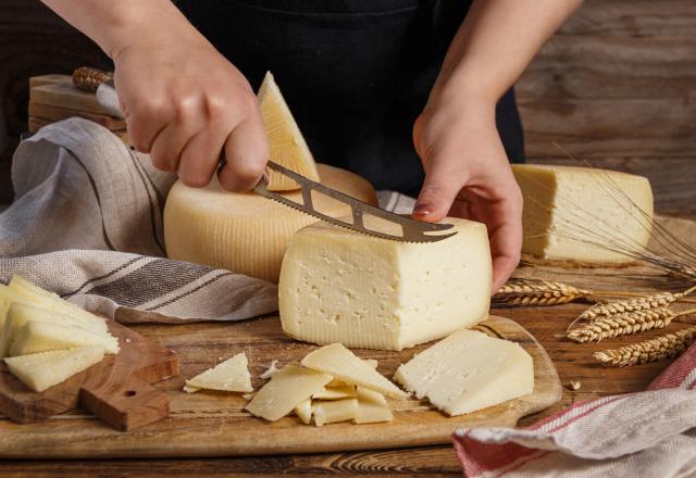 Savez-vous pourquoi la lame des couteaux à fromage comporte des trous ? La réponse est très logique !