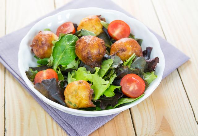 Beignets de pommes de terre au Bresse Bleu et sa salade de jeunes pousses