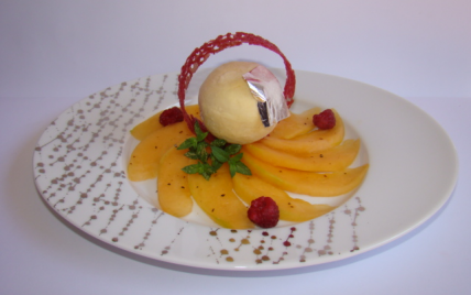 Mousse de melon à la verveine, sur un capaccio de melon au sirop  de meil de framboisier et poivre Malabar, tuile au jus de framboise