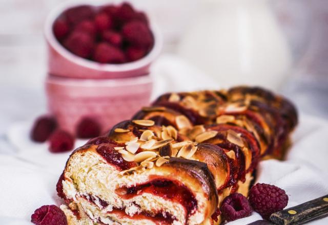 Brioche roulée aux framboises