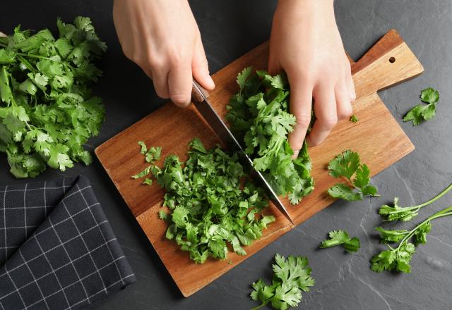 Pourquoi est-il important d’ajouter les herbes aromatiques seulement à la fin d’une recette ?