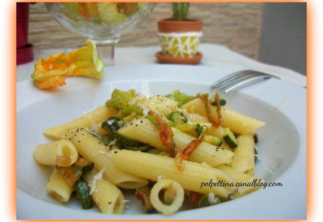 Penne rigate, courgettes et fleurs de courgettes