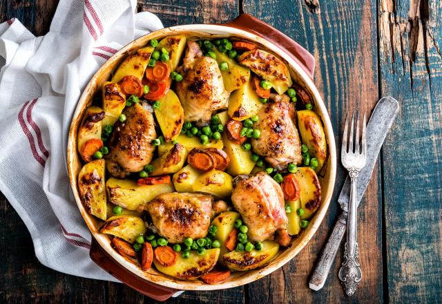 Poulet aux pommes de terre et carottes rôties et petits pois