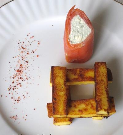 Roulé de truite fumée d'aquitaine au roquefort Papillon, frite de polenta au roquefort