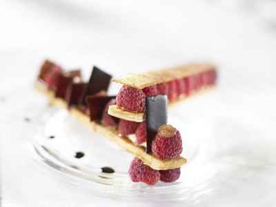 Baguette de framboises croustillantes à la verveine, sorbet hibiscus