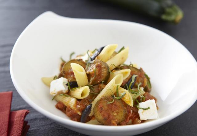 Salade de penne aux Courgettes, chèvre frais, basilic et olives noires