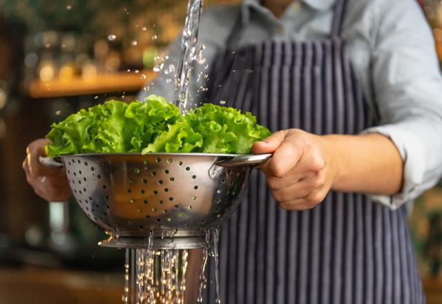 L'astuce pour redonner du croquant à une salade défraîchie