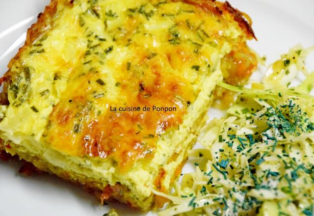 Quiche aux herbes fraîches sur croustillant de pommes de terre et carottes