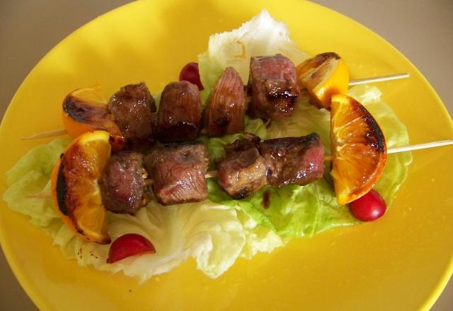 Brochettes sucreés-salées de canard marinées à l'orange