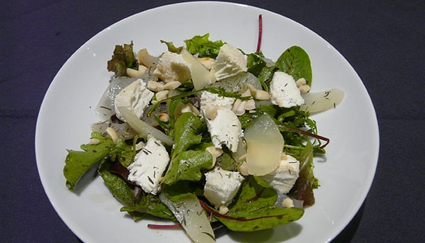 Salade chèvre poires mesclun