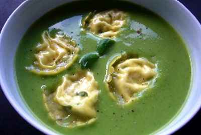 Soupe de petits pois et courgettes aux raviolis de ricotta