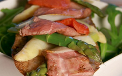 Bruschetta d'aiguillette de canard, asperges du Blayais, tomates et Ossau Iraty