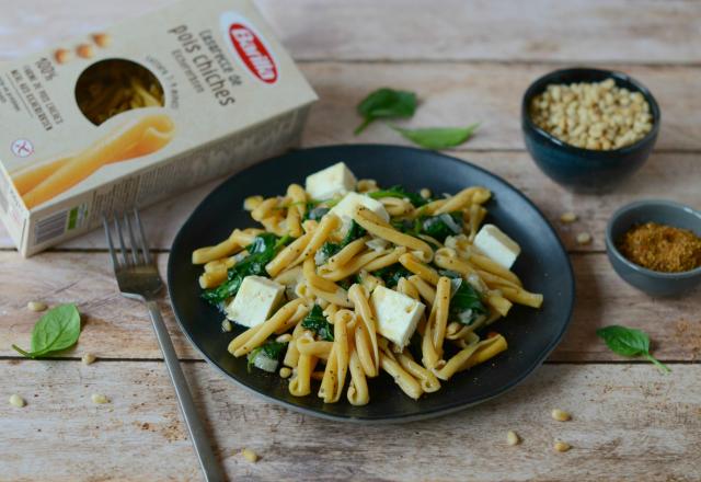 Casarecce de pois chiches, pousses d'épinards, pignons de pin et feta rôtie