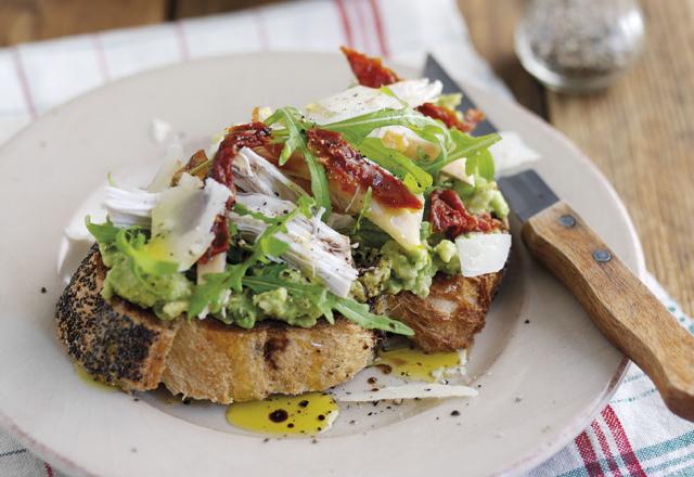 Tartine avocat Hass du Pérou, poulet tomates