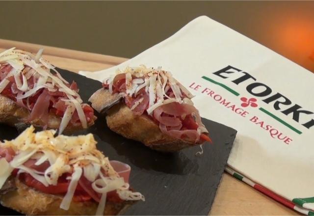 Crostini piquillos, jambon de Bayonne et Etorki