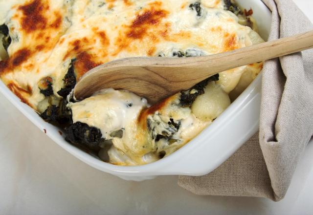 Gratin de pommes de terre et d'épinards au fromage à raclette