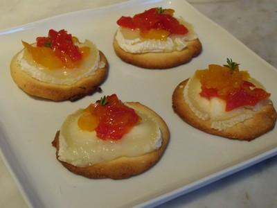 Fruits confits de poivrons sur sablés aux herbes