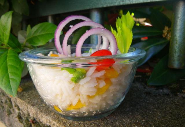 Salade de riz colorée et vinaigrette citronnée