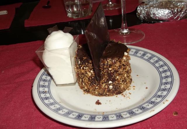 Entremet chocolat-pralin en habit de Mystère, et sa crème de mascarpone en chantilly à l'amande amère