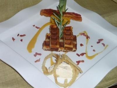 Gaufre à l'ananas et au romarin - Glace de lard fumé et tempura d'oignon - Ananas rôti et parfum de chutney