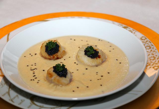 Velouté de navet boule d'or au foie gras et noix de St-Jacques, sel noir d'Hawaii