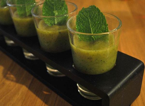 Gaspacho de courgettes à la menthe fraîche