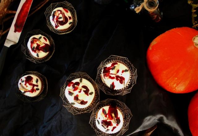 Cupcakes ensanglantés chocolat blanc framboise cœur purulent de pomme