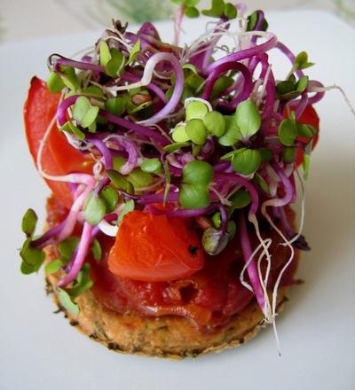 Sablé basilic, sublime de tomate et caramel d'oignons