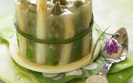 Rillette de morue aux topinambours, en charlotte d'asperges et pamplemousses