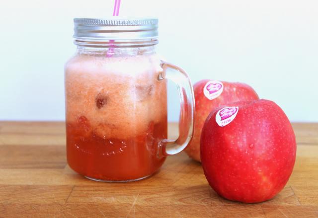 Jus de pomme Pink Lady® et fraises pochées