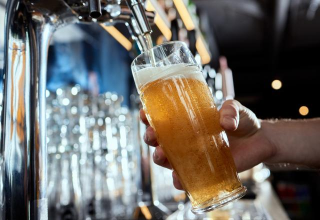 Pourquoi servir la bière en penchant le verre n'est pas une bonne méthode