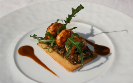 Les langoustines rôties au saté sur un gressin à la tapenade d'olive noire et kombu