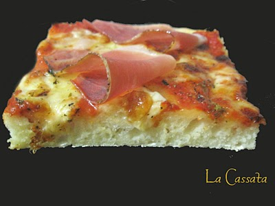 Pizza aux fromages et speck