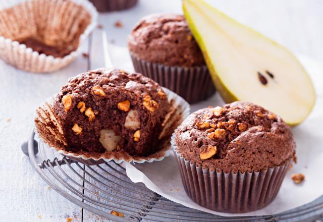 Muffins chocolat aux poires pochées et noisettes caramélisées