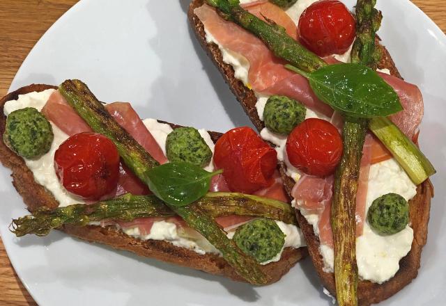 Bruschetta aux asperges vertes, mozzarella Di Bufala et jambon de Parme