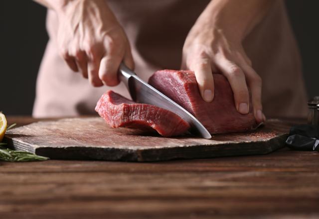 Cette erreur que l’on fait tous avec son couteau quand on découpe de la viande (et qui peut nous rendre malade)