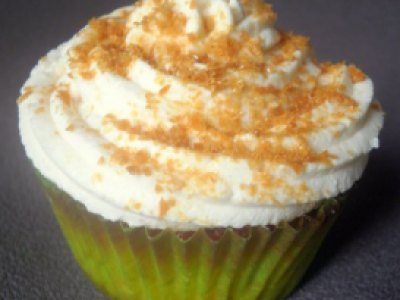 Cupcake aux pommes caramélisées, topping crème fouettée et poudre de caramel au beurre salé