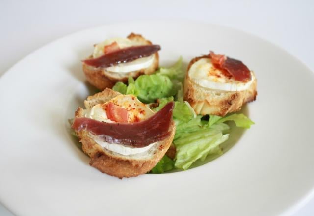 Toast de chèvre au piment d'Espelette & magret de canard séché