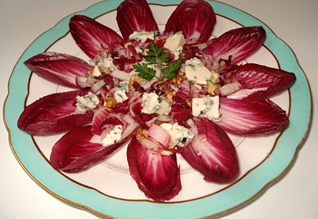 Salade de carmine au roquefort et aux noix