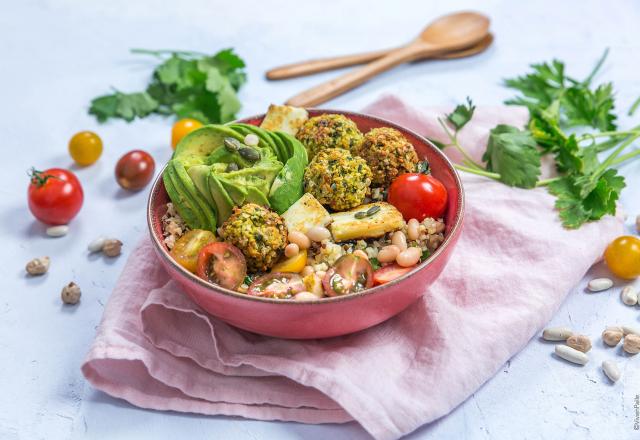 Salade de quinoa aux falafels, crudités et féta