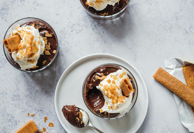 Crèmes onctueuses au chocolat, crème fouettée et crêpes dentelles nature