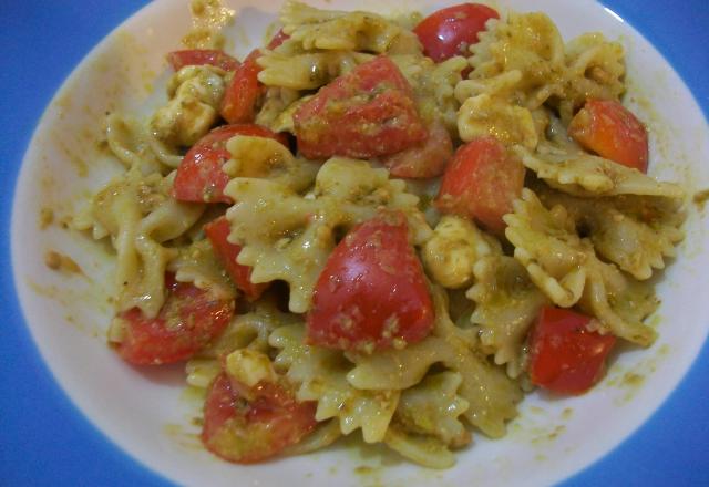 Farfalle, pesto, mozzarella et tomates cerise