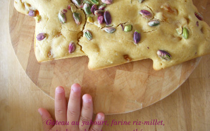 Gâteau au yaourt, farines riz-millet, pistaches, abricots secs au thé